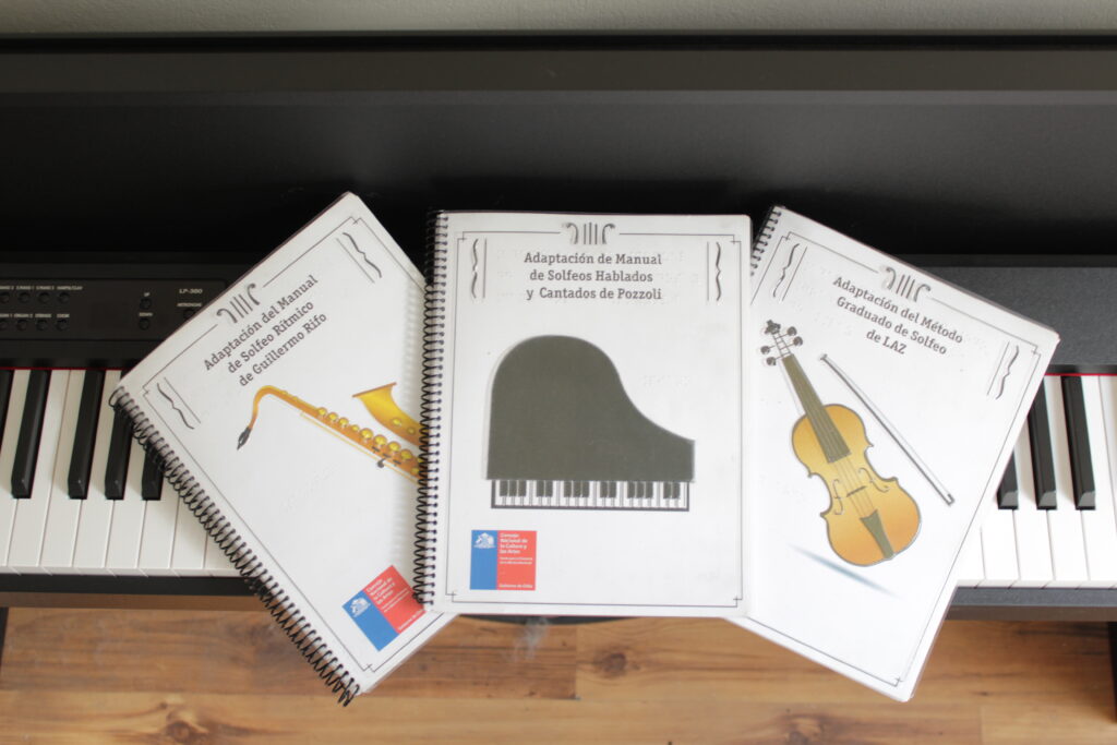 Manuales de solfeo impresos en tinta y en Braille