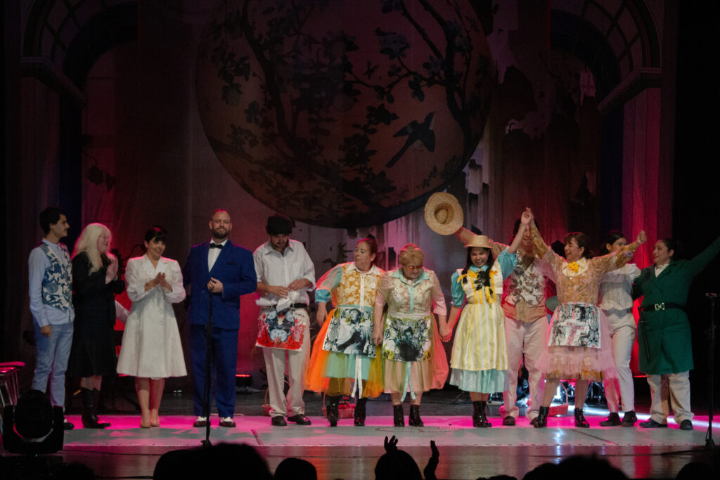 Imagen de todo el elenco de La Pérgola de las flores: Performance inclusiva